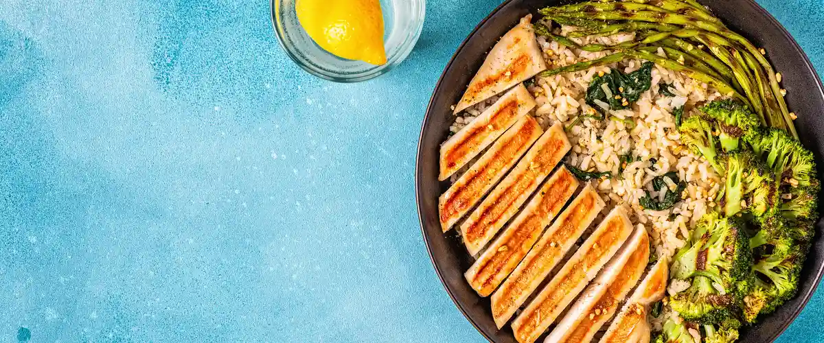 Grillowana pierś z kurczaka z brązowym ryżem